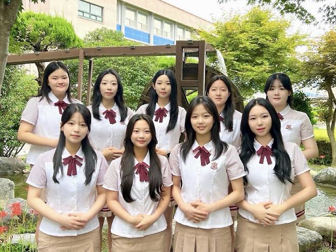 2025년 국가직 지역인재 9급 공무원 수습직원 선발시험 최종 합격한 학생들. 윗줄 왼쪽부터 나윤서(관세)·김시은(세무)·안수빈(세무)·김나영(세무)·김다희(관세) 학생, 아랫줄 왼쪽부터 이윤주(일반행정)·이세희(세무)·김하은(일반행정)·이채리(세무) 학생. /광주시교육청 제공