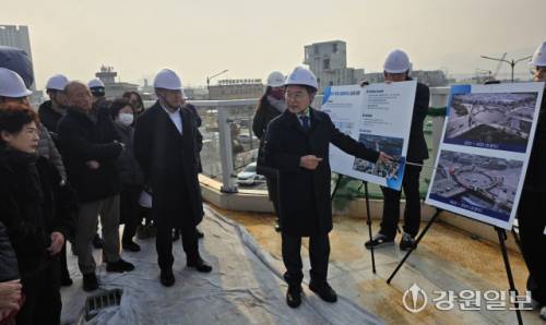 ◇육동한 춘천시장이 29일 호반사거리 원형육교 건설 현장에서 주민들에게 사업 추진 배경과 계획, 완성 후 활용에 대해 설명하고 있다.