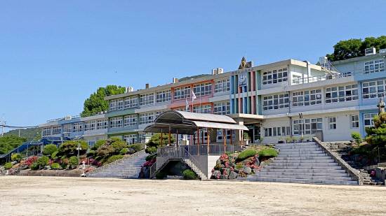 학령인구 감소로 오는 2027년 3월 폐지되는 삼천포초등학교 전경.
