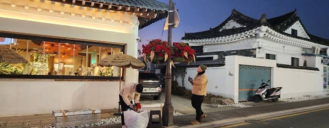 ▲ 경주시가 황리단길 일원 가로등에 포인세티아 화분을 설치하며 겨울철 거리 경관을 정비하고 있다. 경주시