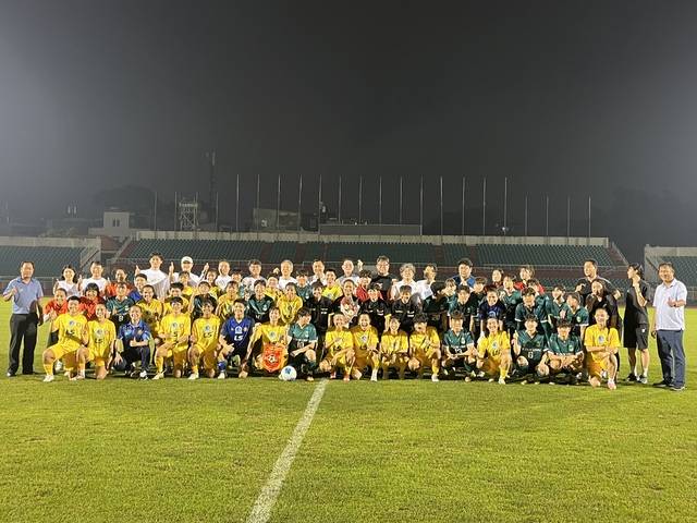 위덕대학교 여자축구부와 호찌민시청 여자축구팀 선수들이 자리를 함께하고 있다. 경상북도체육회 제공