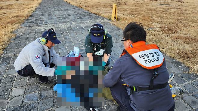 29일 오후 1시48분께 서귀포시 마라도 자리덕 방파제 인근 해상에서 사람이 바다에 빠졌다는 관광객의 신고가 접수됐다. 사진 제공=서귀포해양경찰서
