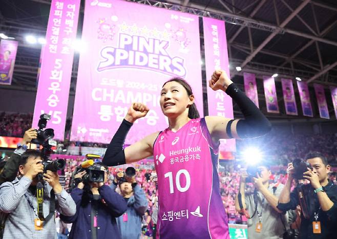 '배구 여제' 김연경은 팀 우승과 MVP를 모두 거머쥐며 화려하게 작별 인사를 고했다. 사진=연합뉴스