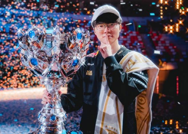 e스포츠 T1은 롤드컵 역사상 첫 3연패를 달성했다. 2025 LoL 월드 챔피언십 우승한 T1 '페이커' 이상혁. 사진=라이엇게임즈