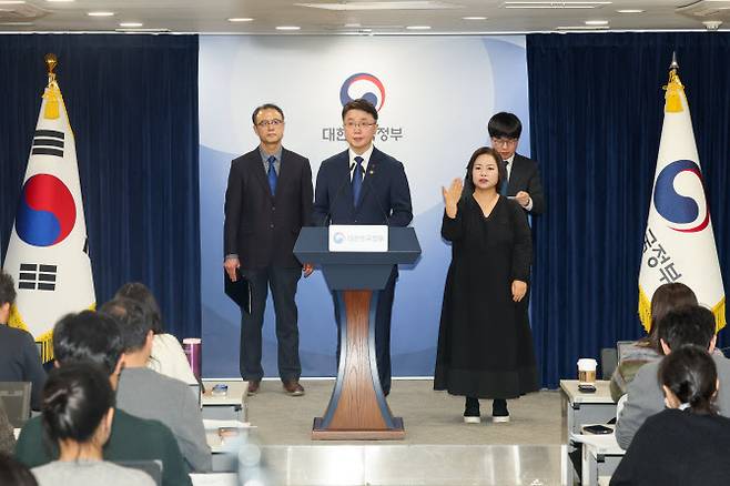 류제명 과학기술정보통신부 제2차관이 29일 서울 종로구 정부서울청사에서 열린 KTㆍLGU+ 침해사고 조사 결과 브리핑에서 취재진 질문에 답하고 있다. 사진=연합뉴스