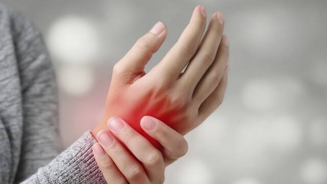 찌릿한 손목 통증, 단순 피로 아닌 '만성 질환'의 시작일 수도｜출처:&nbsp;클립아트코리아