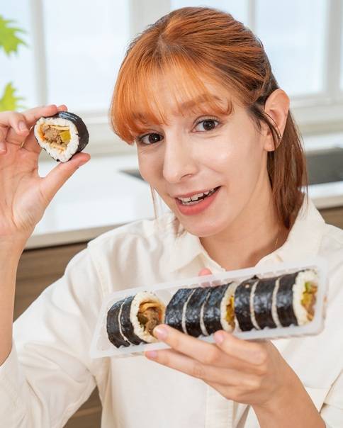 외국 여성이 김밥을 들어보이고 있다. 김∙미역∙다시마 등 해초류는 더 이상 '바다의 잡초'(Seaweed)가 아니다. 최근 선진국 식탁에서 인기를 끌고 있다. 그런 가운데 미국 클리블랜드 클리닉은 '해조류를 꼭 먹어야 하는 건강 상 이유 5가지'를 발표했다. 사진=게티이미지뱅크