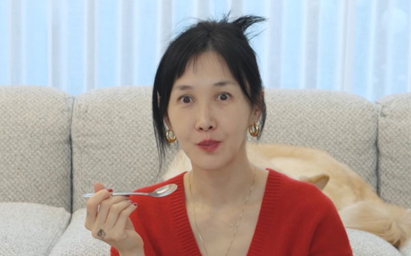 윤혜진(45)과 엄태웅(51)이 부부 모두 고지혈증 진단을 받았다고 고백했다. 최근 검사 결과 두 사람의 LDL 콜레스테롤 수치는 여전히 정상 범위를 벗어난 상태였다. 사진=유튜브 채널  '윤혜진의 What see TV'
