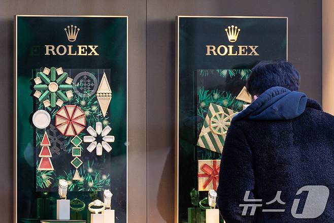 서울 중구 신세계백화점 본점 외벽에 롤렉스 제품 등이 전시돼 있다. 2024.12.31/뉴스1 ⓒ News1 이승배 기자