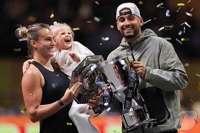 테니스 남녀 성대결을 펼친 사발렌카(왼쪽)과 키리오스. ⓒ AFP=뉴스1