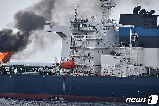 27일(현지시간) 홍해와 이어지는 아덴만에서 영국 유조선 ‘말린 루안다’가 예멘 후티 반군의 공격을 받아 화염과 연기가 솟아 오르고 있다. 2024.1.28 ⓒ AFP=뉴스1 ⓒ News1 우동명 기자