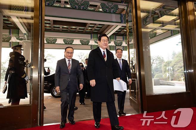 이재명 대통령이 청와대 공식 근무를 시작한 29일 청와대 본관에 도착해 차에서 내려 위성락 안보실장, 김용범 정책실장 등과 입장하고 있다. (청와대통신사진기자단) ⓒ News1 허경 기자