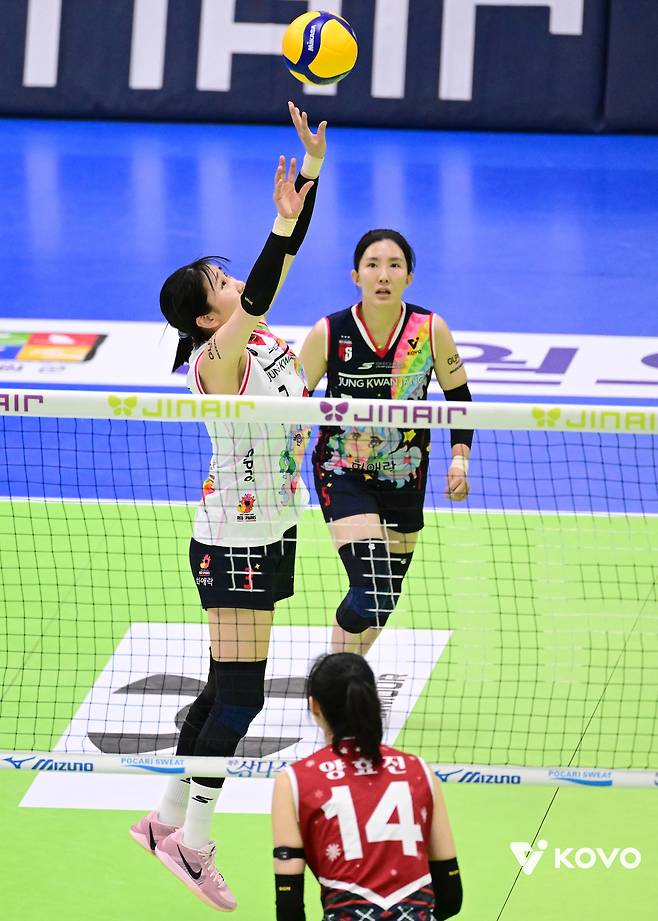 부상에서 복귀한 세터 염혜선(왼쪽). (KOVO 제공)