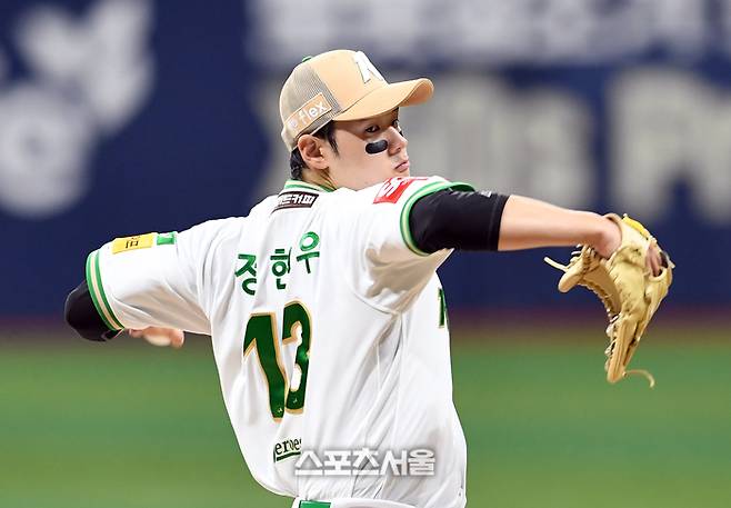 키움 정현우가 24일 고척스카이돔에서 열린 2025 KBO리그 롯데와 경기에  선발 등판해 힘차게 공을 던지고 있다. 고척 | 박진업 기자 upandup@sportsseoul.com