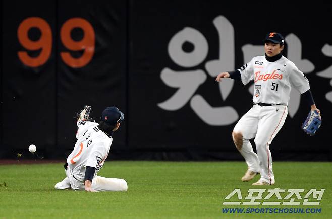 30일 대전 한화생명볼파크에서 열린 한국시리즈 4차전 한화 이글스와 LG 트윈스의 경기. 9회초 2사 LG 오스틴 타구가 한화 유격수 심우준, 좌익수 문현빈 사이 떨어지고 있다. 대전=박재만 기자 pjm@sportschosun.com/2025.10.30/