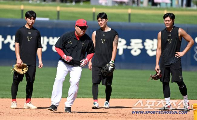 5일 광주KIA챔피언스필드에서 열린 KT와 KIA의 경기, KIA 이범호 감독이 정현창, 박민, 김규성의 수비훈련을 지도하고 있다. 광주=허상욱 기자wook@sportschosun.com/2025.09.05/
