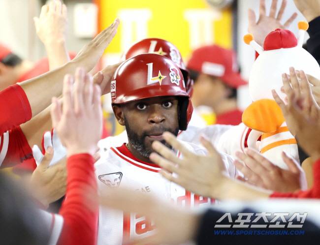 23일 인천 SSG랜더스필드에서 KIA-SSG전. 5회말 2사 1루 에레디아가 투런포를 친 후 환영받고 있다. 인천=정재근 기자 cjg@sportschosun.com/2025.9.23/