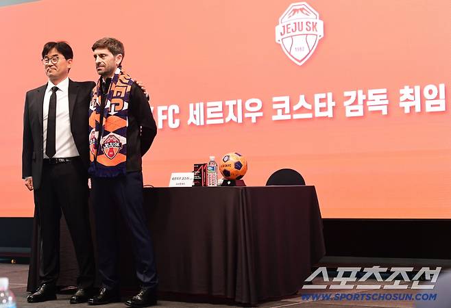 29일 오전 서울 메이필드호텔에서 K리그1 제주SK 세르지우 코스타 감독 취임식이 열렸다. 제주SK FC 조자룡 대표와 함께 포즈를 취하고 있는 코스타 감독. 외발산동=송정헌 기자songs@sportschosun.com/2025.12.29/