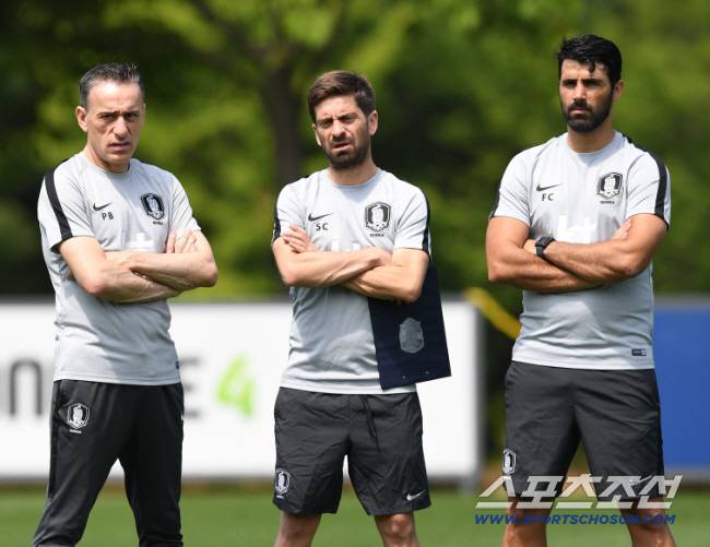 벤투 감독이 이끄는 축구대표팀이 4일 오전 파주축구트레이닝센터에서 훈련을 했다. 벤투 감독과 코스타 수석코치, 쿠엘료 코치가 선수들을 지켜보고 있다. 파주=정재근 기자 cjg@sportschosun.com/2019.06.04/