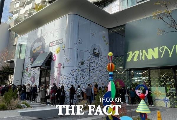 11월 17일 오전 방문한 성수동 '올리브영N 성수'. 오픈 전임에도 외국인 관광객들이 입장을 위해 길게 줄을 서서 기다리고 있는 모습. /문은혜 기자