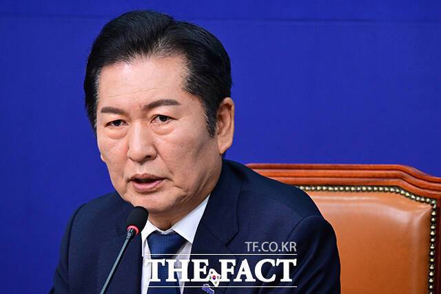 더불어민주당 지도부가 29일 제주항공 여객기 참사 1주기를 맞아 전남 무안에서 현장최고위원회의를 열고 진상규명을 약속했다. 사진은 정청래 대표. /남윤호 기자