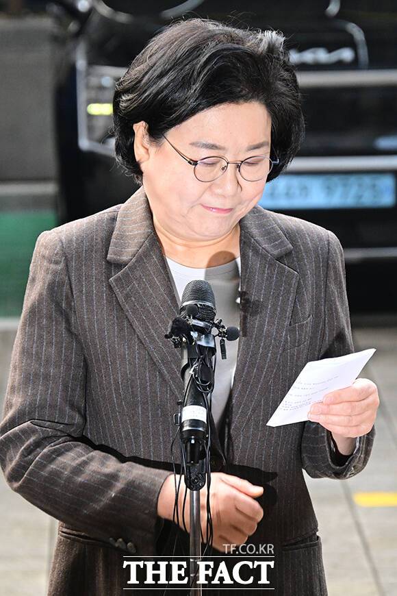 정리한 소감문 보는 이 후보자.