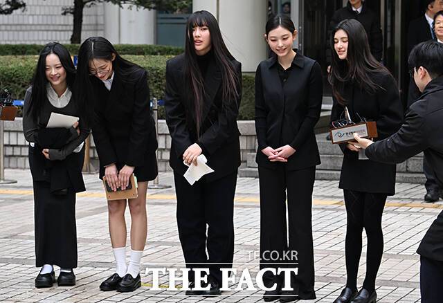 그룹 뉴진스의 하니 민지 혜인 해린 다니엘(왼쪽부터)이 어도어 복귀를 두고 논의를 이어가고 있다. 현재 해인과 혜인 하니는 어도어로 복귀를 확정했으며 민지도 대화를 이어가고 있다. 다니엘은 29일자로 계약해지를 통보 받았다./더팩트DB