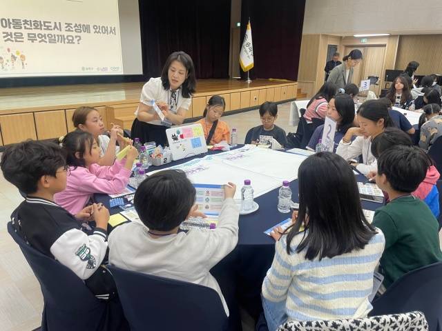 송파구가 유니세프로부터 아동친화도시 상위단계 재인증을 획득했다. 사진은 송파구가 '아동청소년 100인 원탁토론회'를 진행하고 있는 모습. /송파구