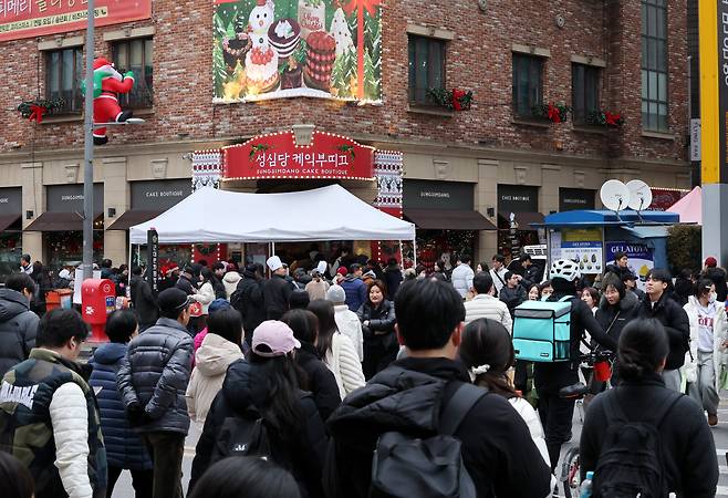 크리스마스를 이틀 앞둔 23일 대전 중구 은행동 성심당 케이크부띠끄 본점 앞에서 시민과 관광객들이 크리스마스 한정 케이크를 구매하기 위해 길게 줄을 서 있다. /신현종 기자