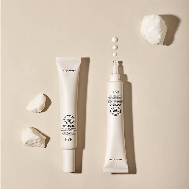 쏘내추럴 ‘소프트 아이 살버터’. 피부 온도에 사르르 녹아드는 특유의 수분 버터 텍스처가 특징이다. 쏘내추럴.