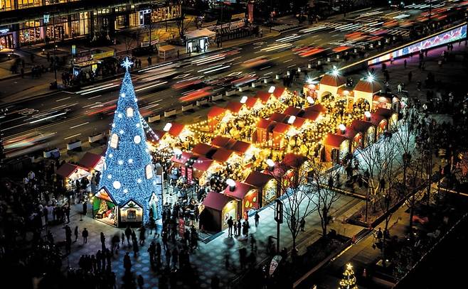 서울 광화문에서 열리는 유럽 테마 크리스마스 마켓 ‘광화문 마켓’은 올해 개장 10일 만에 200만 명이 방문하며 서울의 대표 겨울 관광 콘텐츠로 자리 잡았다.