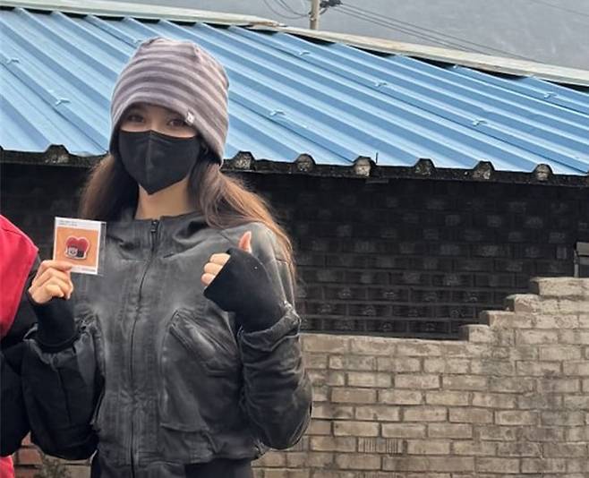 29일 연탄봉사에 나선 다니엘의 모습. /온라인커뮤니티 '뉴진스 갤러리'