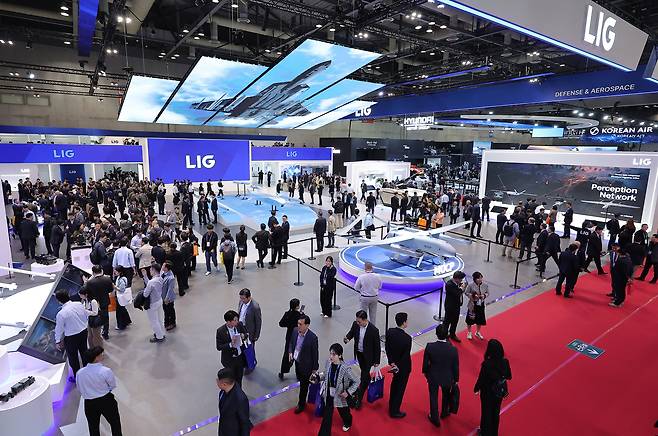지난 10월 20일 경기 고양시 킨텍스에서 열린 서울국제항공우주 및 방위산업 전시회 'ADEX 2025'에서 LIG 부스를 찾은 관람객들이 전시장을 둘러보고 있다. /뉴스1올해로 15회째를 맞는 서울 ADEX 2025는 전세계 35개국 600여개 업체가 참가해 항공우주 및 방위산업 관련 첨단 기술과 장비 등을 대거 선보인다. 2025.10.20/뉴스1