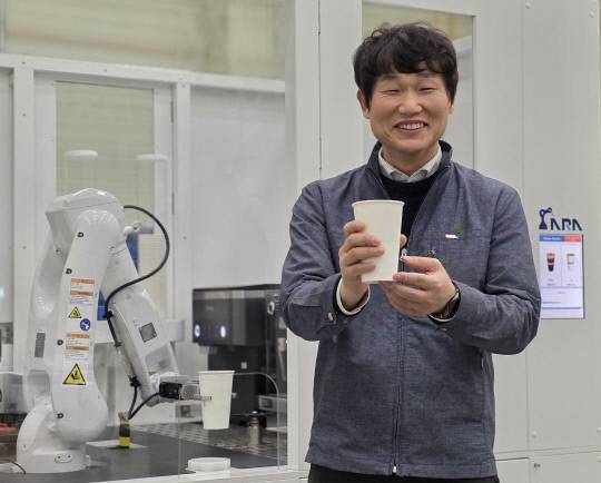 김진배 (주)아라 대표가 바리스타 로봇으로 추출한 커피를 들어 보이고 있다. 윤평호 기자