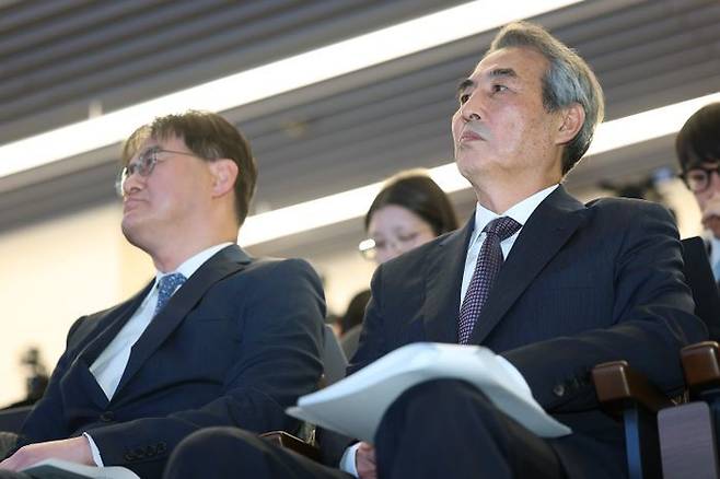 민중기 특별검사가 29일 서울 종로구 KT광화문빌딩 웨스트에서 열린 최종 브리핑에서 발표를 지켜보고 있다. ⓒ연합뉴스