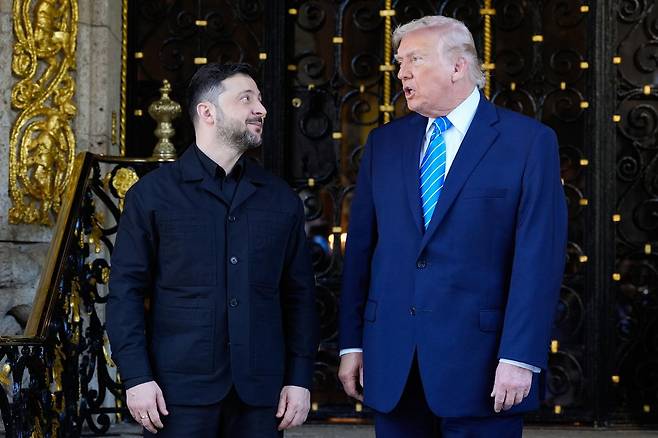 도널드 트럼프 미국 대통령(오른쪽)과 볼로디미르 젤렌스키 우크라이나 대통령. AP 뉴시스