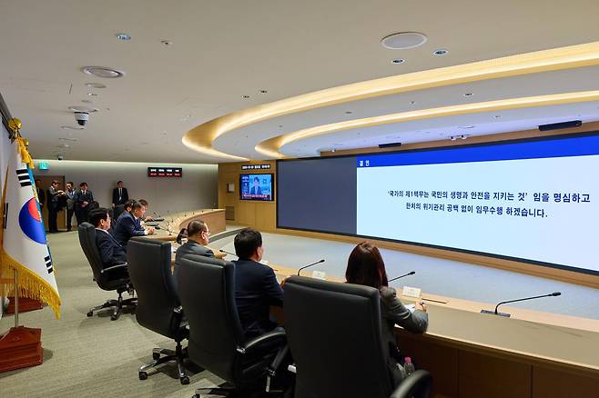 이재명 대통령이 29일 청와대 국가위기관리센터를 방문해 안보 및 재난 분야 시스템을 점검하고 있다. 2025.12.29 청와대 제공