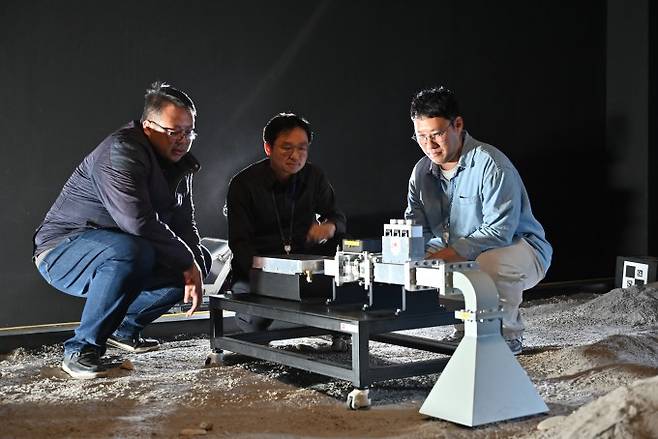 왼쪽부터 정병권 건설연 주임연구원, 정태일 수석연구원, 공준호 수석연구원. 한국건설기술연구원 제공