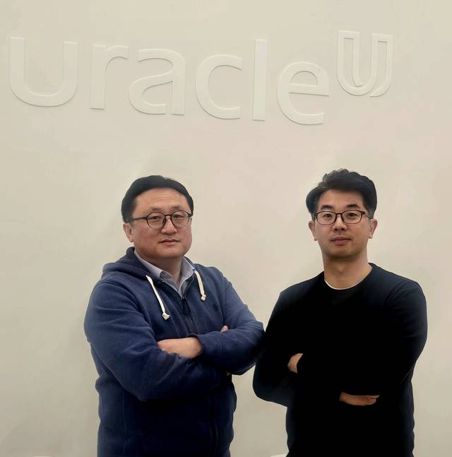 이용재(왼쪽) 유라클 최고기술책임자(CTO)와 안재석 유라클 AI개발실장이 디지털타임스와 인터뷰하고 있다. 임성원 기자