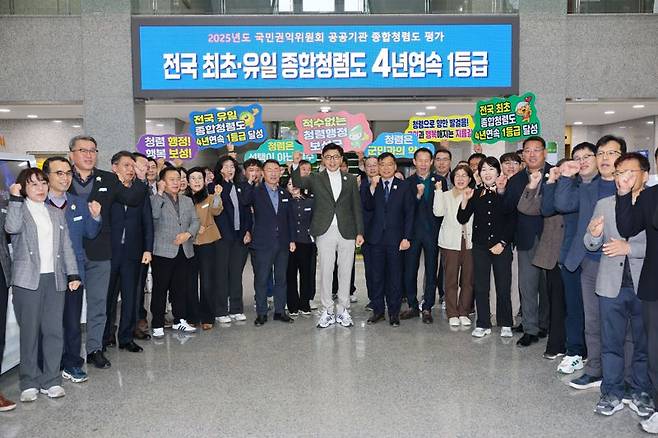 전남 보성군이 민선 8기 동안 축적해 온 성과를 동력 삼아 개청 이래 최초로 본예산 7000억원 시대를 연 안정적인 재정과 청렴 기반 위에 오는 2026년 민생 안정부터 농림축산어업 고도화, 해양·관광 인프라 확충, 권역별 균형 발전까지 전 분야를 아우르는 종합 실행 전략을 가동할 방침이다. 사진은 김철우 보성군수(앞줄 한가운데)가 직원들과 함께 '공공기관 종합청렴도 평가' 4년 연속 최고 등급 1등급 달성을 축하하고 있는 모습. 보성군 제공