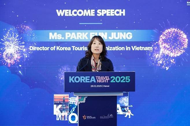 박은정 한국관광공사 베트남사무소장은 26일 하노이에서 열린 ‘코리아 트래블 나이트 2025’ 행사에서 발표하고 있다. 베트남관광협회의 베트남 트래블 제공