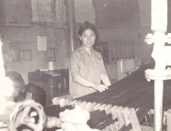 1970년대 중반, 섬유·직물 업체 원풍모방 염색과에서 한 20대 여성 노동자가 일하는 모습. 필자 제공