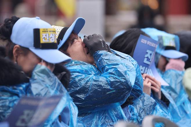 2025년 12월20일 서울 종로구 보신각에서 열린 12·29 무안공항 제주항공 여객기 참사 1주기 서울 시민추모대회에서 유가족들이 눈물을 훔치고 있다. 연합뉴스