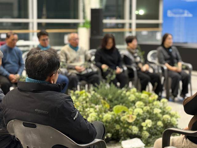 24일 전남 무안국제공항에서 '유가족의 밤' 행사가 열리고 있다. 중앙에는 기억과 관련된 꽃말을 품은 유칼립투스, 로즈마리, 오리목 등이 장식되어 있다. 무안=허유정 기자