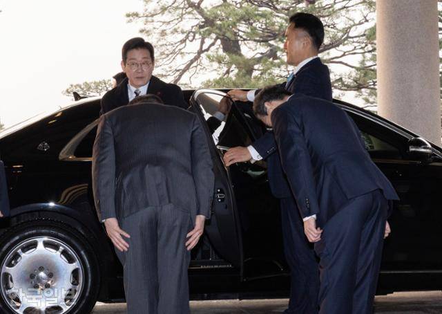 이재명 대통령이 29일 청와대에서 공식 근무를 시작했다. 이 대통령이 청와대 본관에 도착해 차에서 내리고 있다. 왕태석 선임기자
