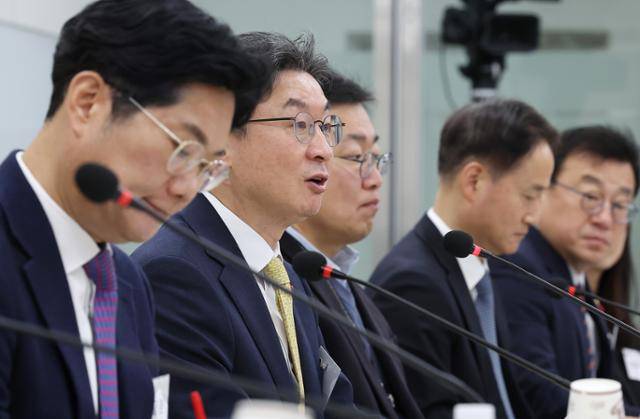 이억원(왼쪽 두 번째) 금융위원장이 29일 서울 동작구 서울금융복지상담센터 중앙센터에서 열린 불법사금융 근절 현장간담회에서 발언하고 있다. 연합뉴스