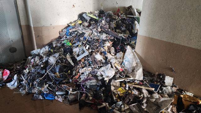 29일 울산 남구 달동의 한 아파트 복도에 전날 발생한 화재로 숨진 A씨의 집에서 나온 쓰레기가 쌓여 있다. 울산=연합뉴스