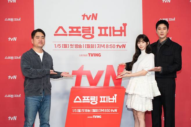박원국(왼쪽) 감독, 배우 이주빈, 안보현이 29일 진행된 &nbsp;tvN 새 월화드라마 ‘스프링 피버’ 제작발표회에 참석해 포즈를 취하고 있다.&nbsp;