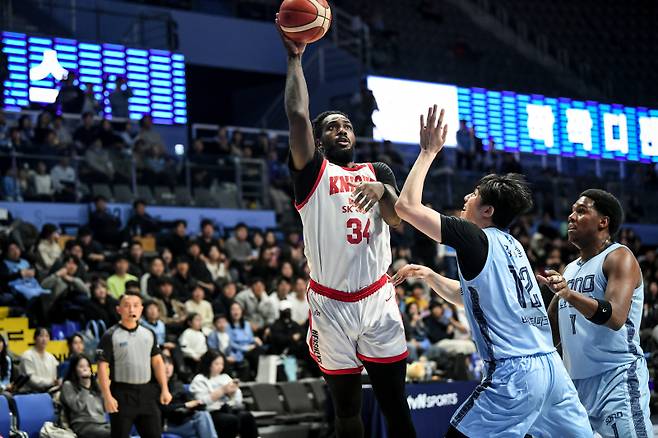 29일 고양소노아레나에서 열린 소노와 SK의 2025~26 LG전자 프로농구 정규리그 경기. SK 워니가 훅슛을 시도하고 있다. 사진=KBL