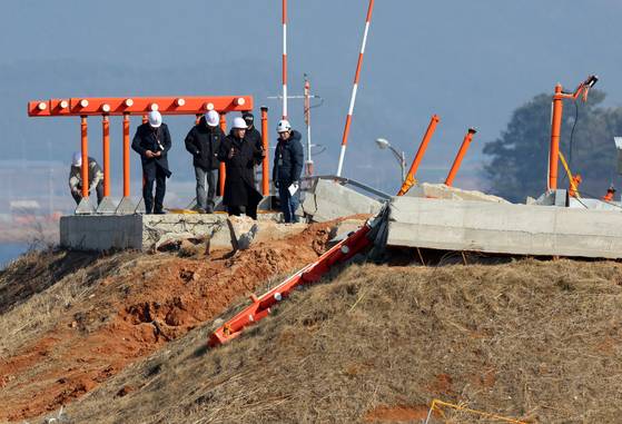 지난 2월 26일 전남 무안국제공항에서 항공철도사고조사위원회, 경찰, 국과수 관계자 등이 방위각 시설(로컬라이저)을 살펴보고 있다. 연합뉴스